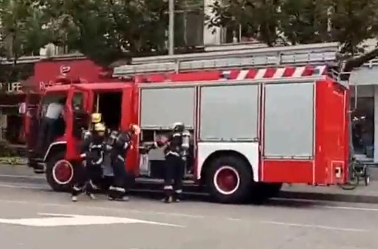 中國上海消防車出警太壯觀了